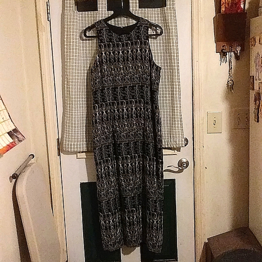 EUC Fully Lined Sleeveless Dress.  No tag but it fits L/XL.  Z1